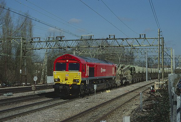 © 2009 RCTS/Geoff Brockett 66152 passes through Shenfield with the 10.29 Chelmsford - Mountsorrel empty self-discharge train on 6th March 2009